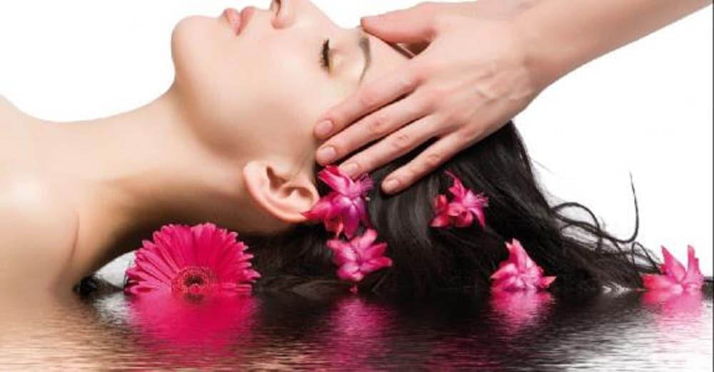 Hôtel Farah Casablanca Bagian luar foto A woman receiving a head massage
