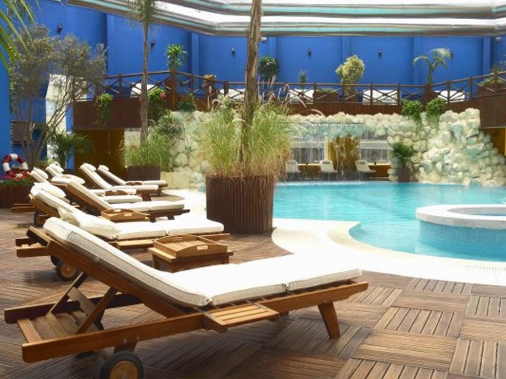 Hôtel Farah Casablanca Bagian luar foto The pool at the hotel
