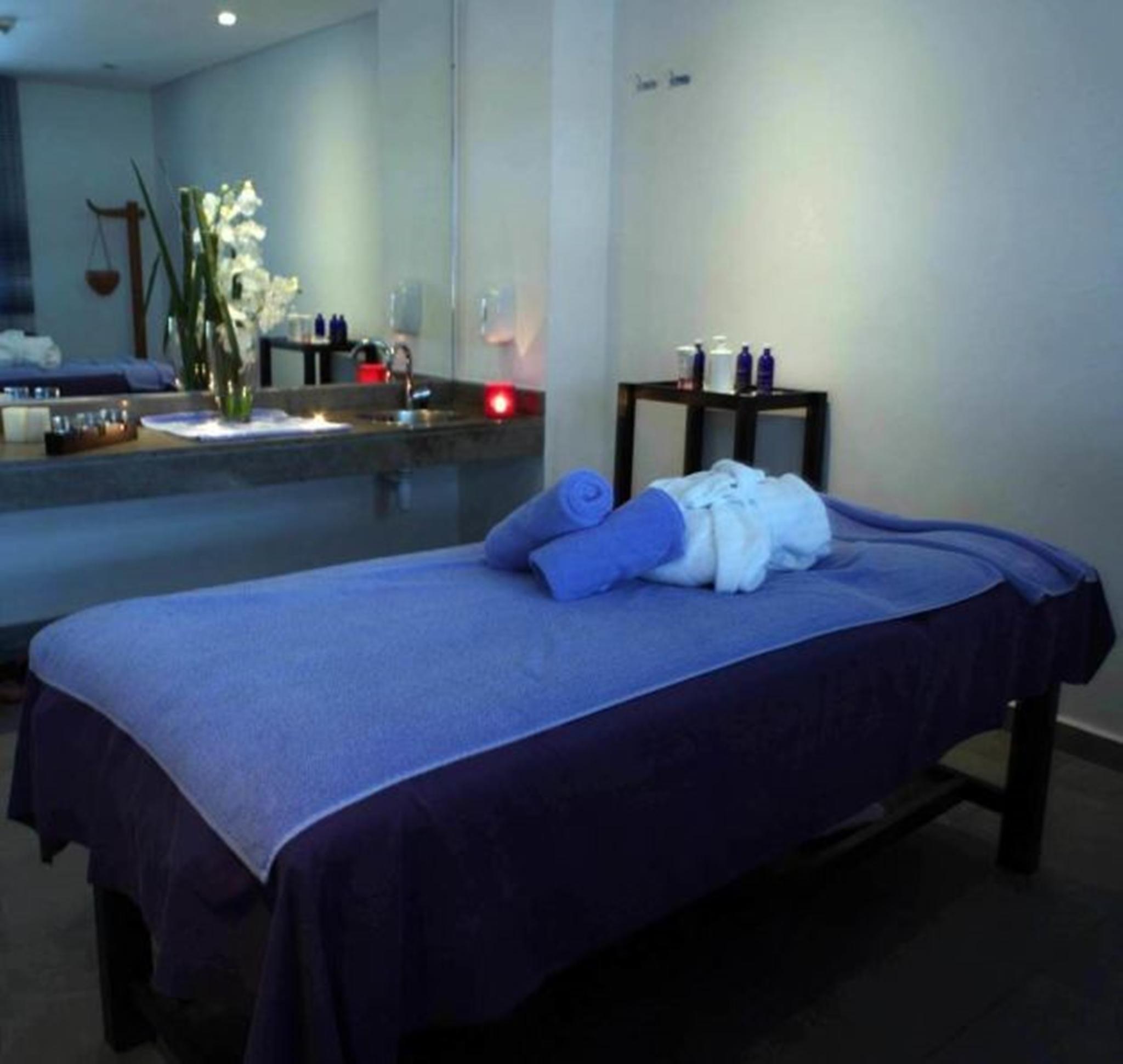 Hôtel Farah Casablanca Bagian luar foto Massage table