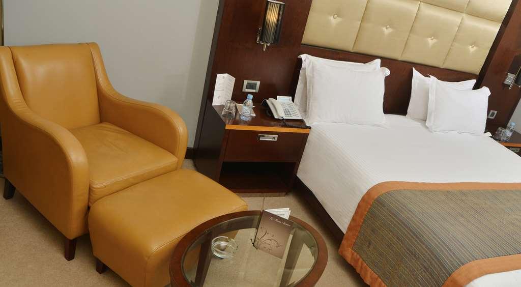 Hôtel Farah Casablanca Ruang foto A room at the hotel