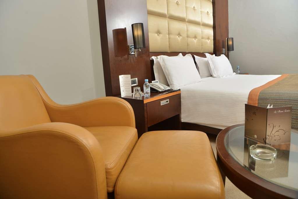 Hôtel Farah Casablanca Ruang foto A room at the hotel
