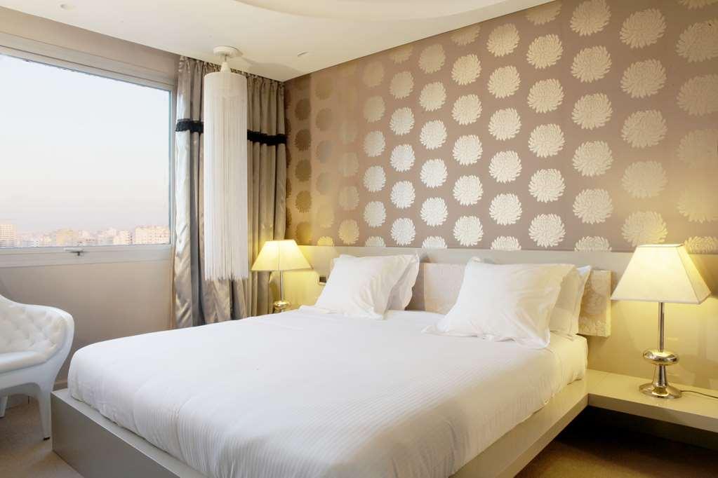 Hôtel Farah Casablanca Ruang foto A bedroom at the hotel
