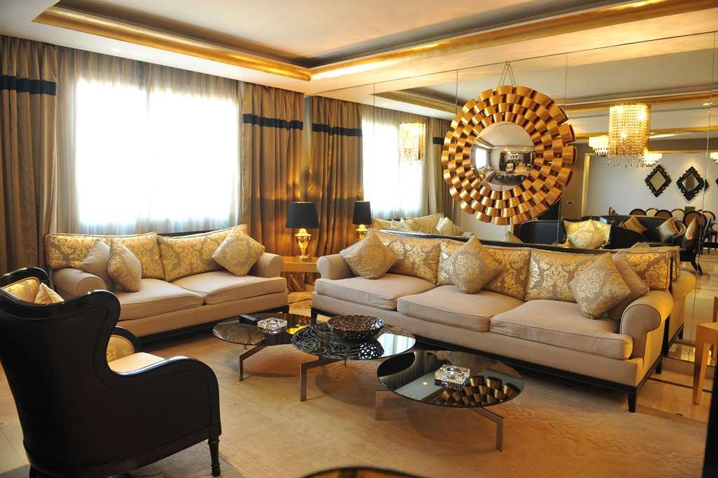 Hôtel Farah Casablanca Ruang foto A living room