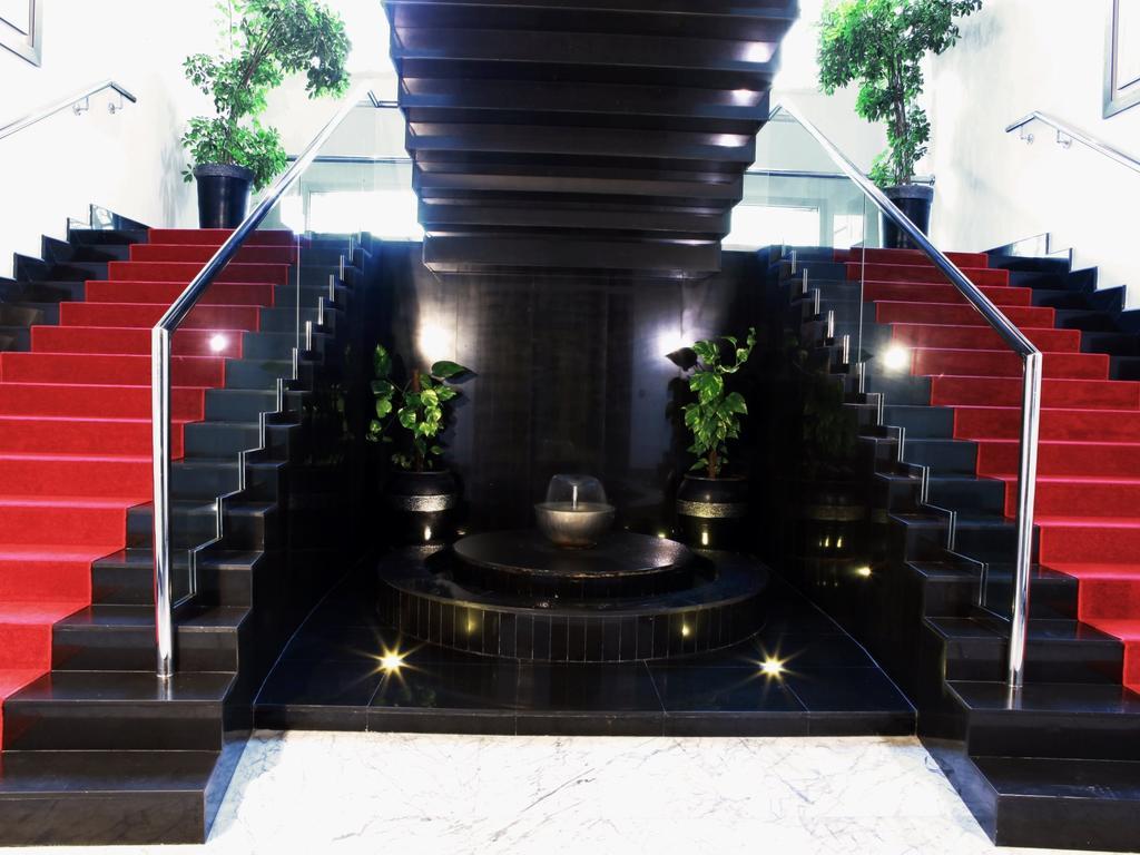 Hôtel Farah Casablanca Bagian luar foto The staircase at the entrance of the hotel