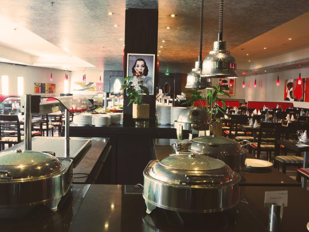 Hôtel Farah Casablanca Bagian luar foto The interior of a typical buffet restaurant